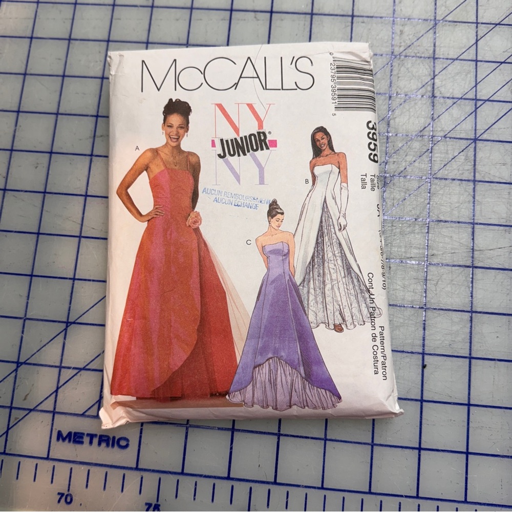 McCall’s sewing pattern 3959
Prom dress
Sizes 3 to 10
New condition